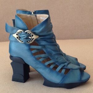 🦋 L'Artiste - 'Spring Step' Sengara Ankle Bootie
